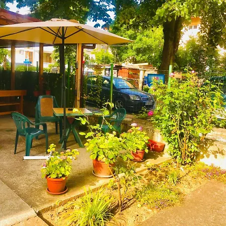 Family Friends Къща за гости 4*