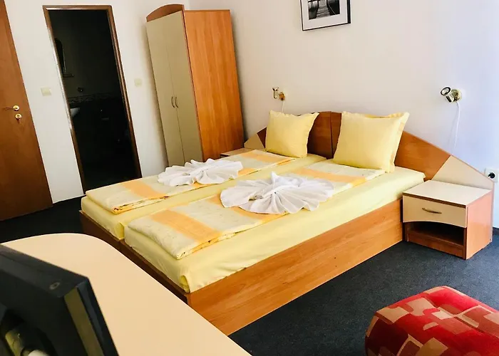 Family Friends בית הארחה 4*