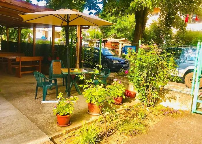 Family Friends בית הארחה 4*